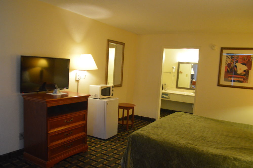 Rodeway Inn Denmark-Jackson Экстерьер фото