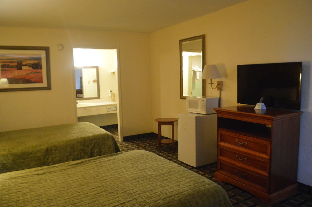 Rodeway Inn Denmark-Jackson Экстерьер фото