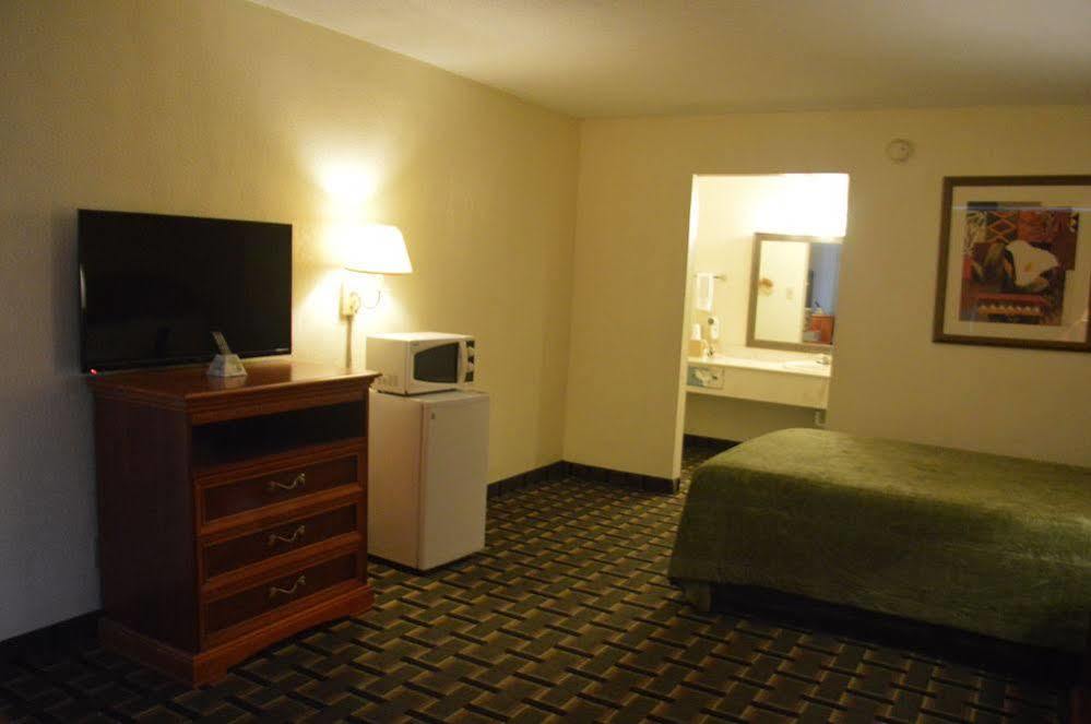 Rodeway Inn Denmark-Jackson Экстерьер фото