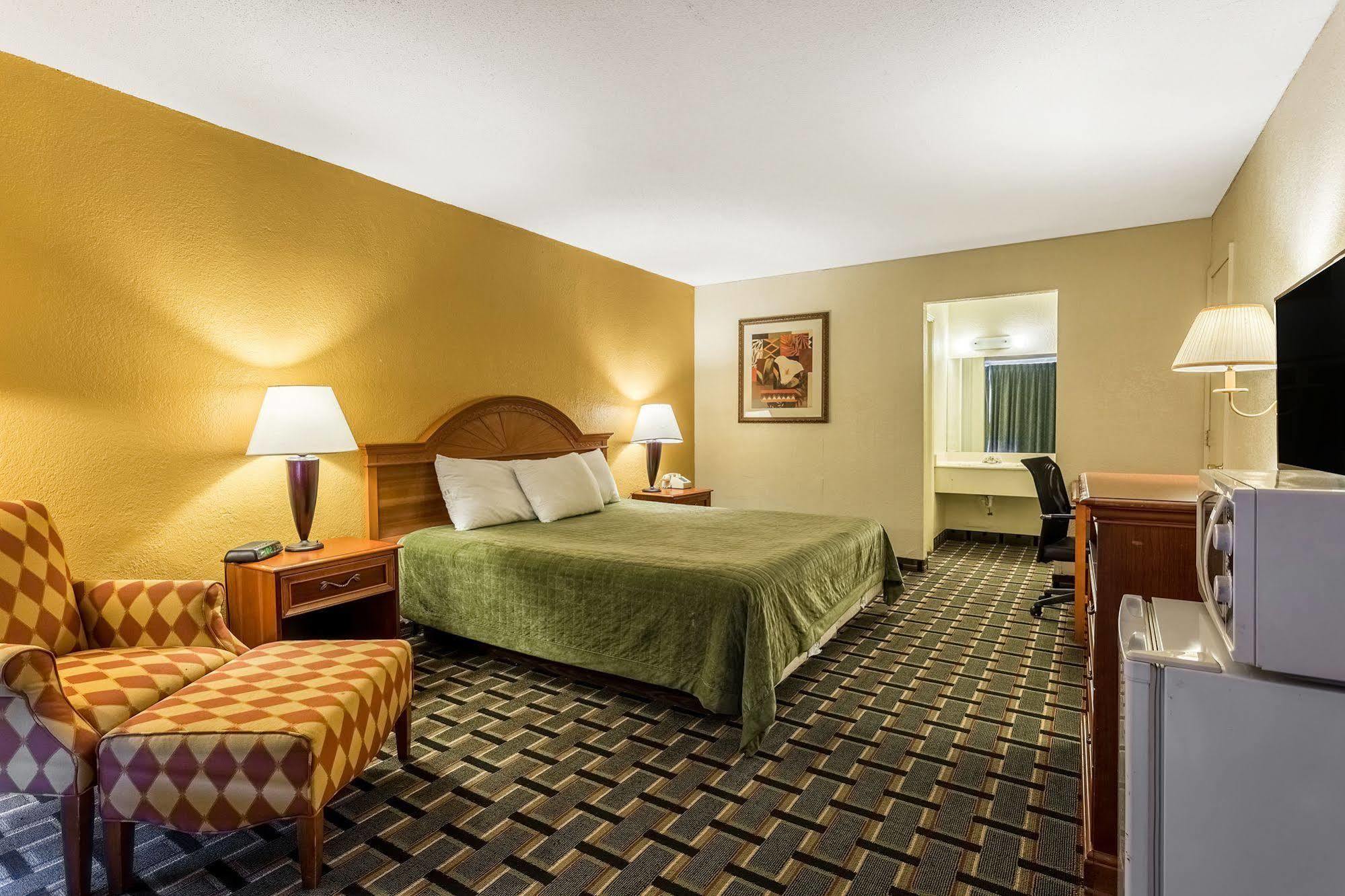 Rodeway Inn Denmark-Jackson Экстерьер фото