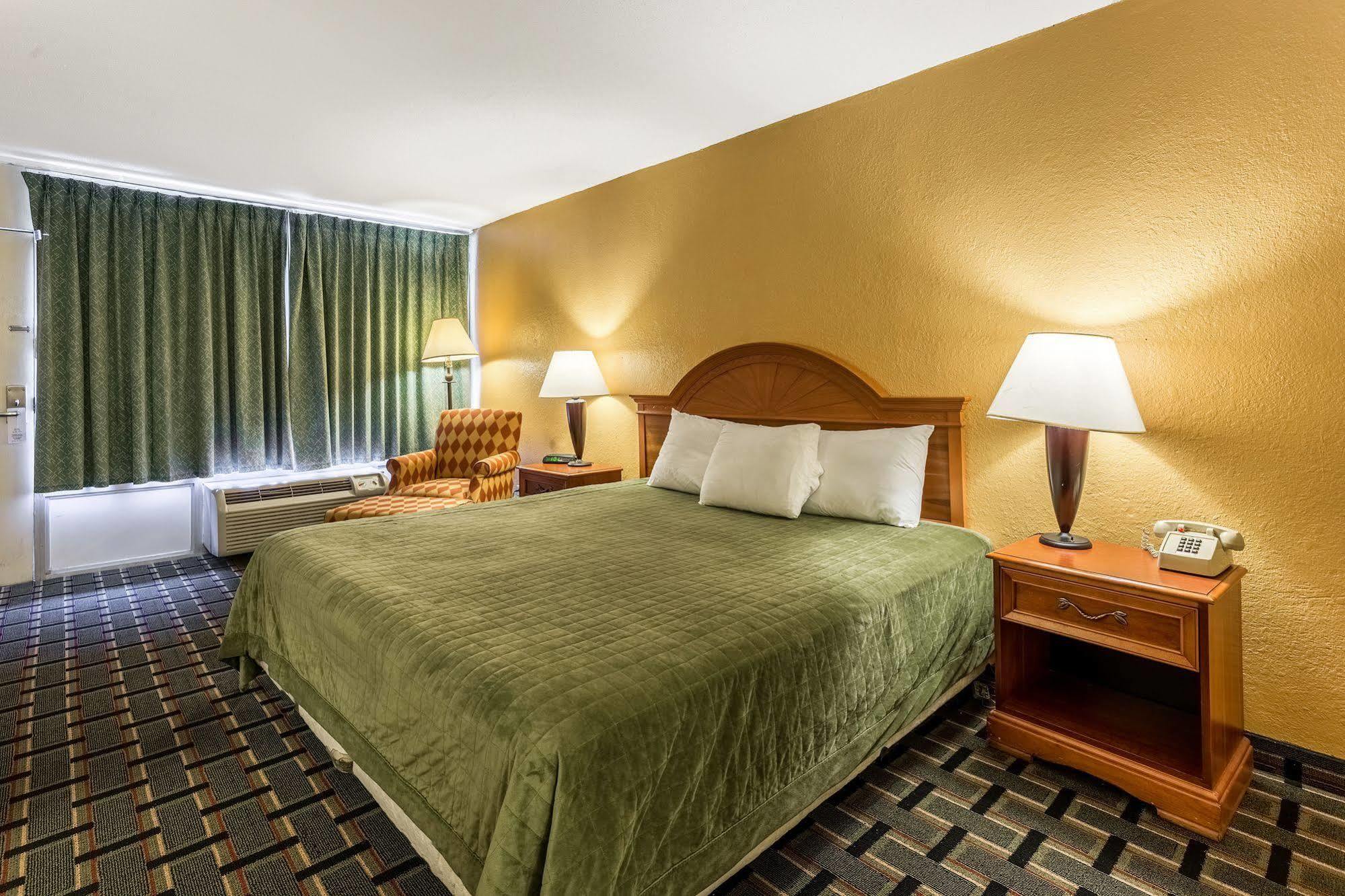 Rodeway Inn Denmark-Jackson Экстерьер фото