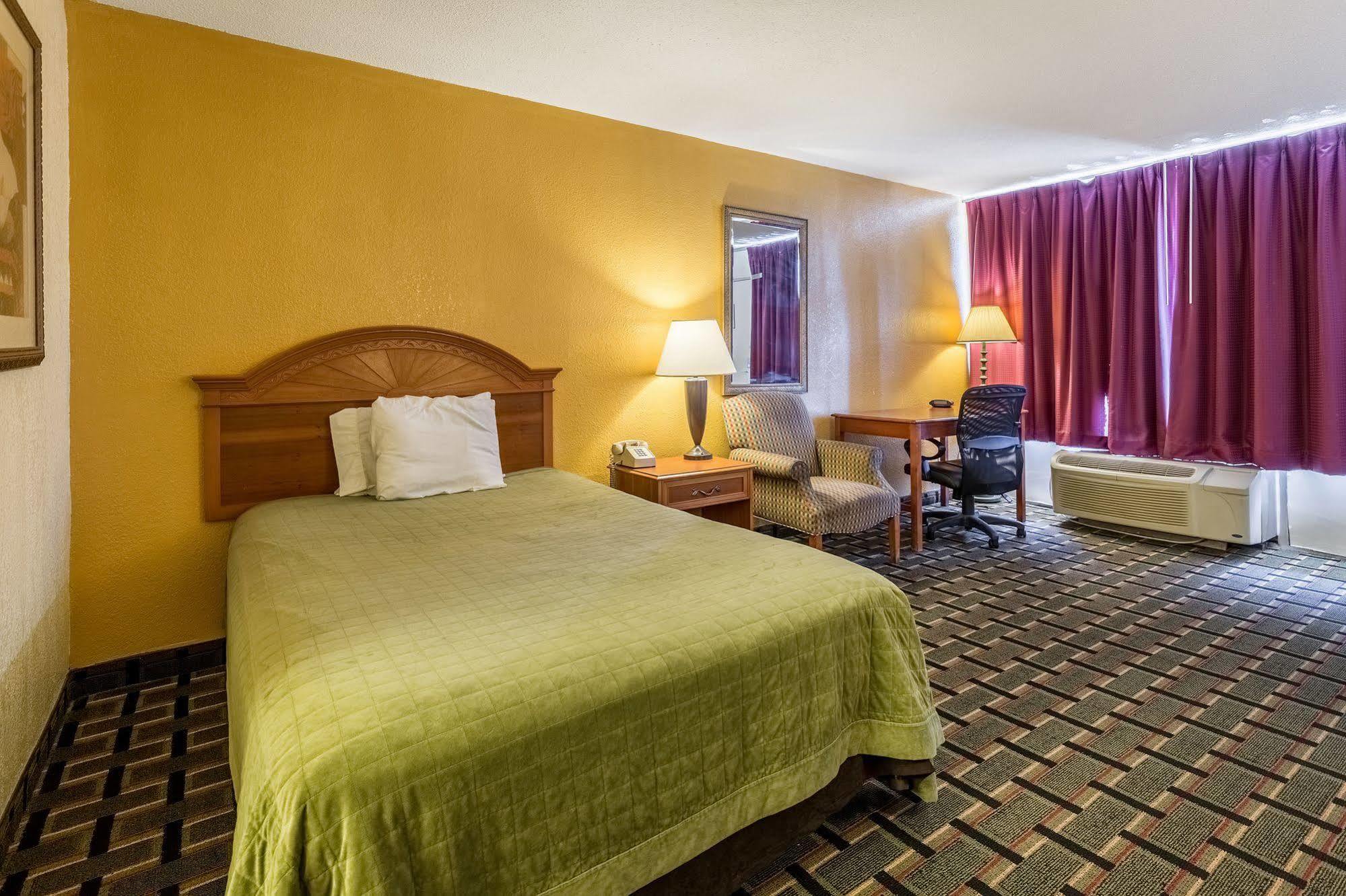 Rodeway Inn Denmark-Jackson Экстерьер фото