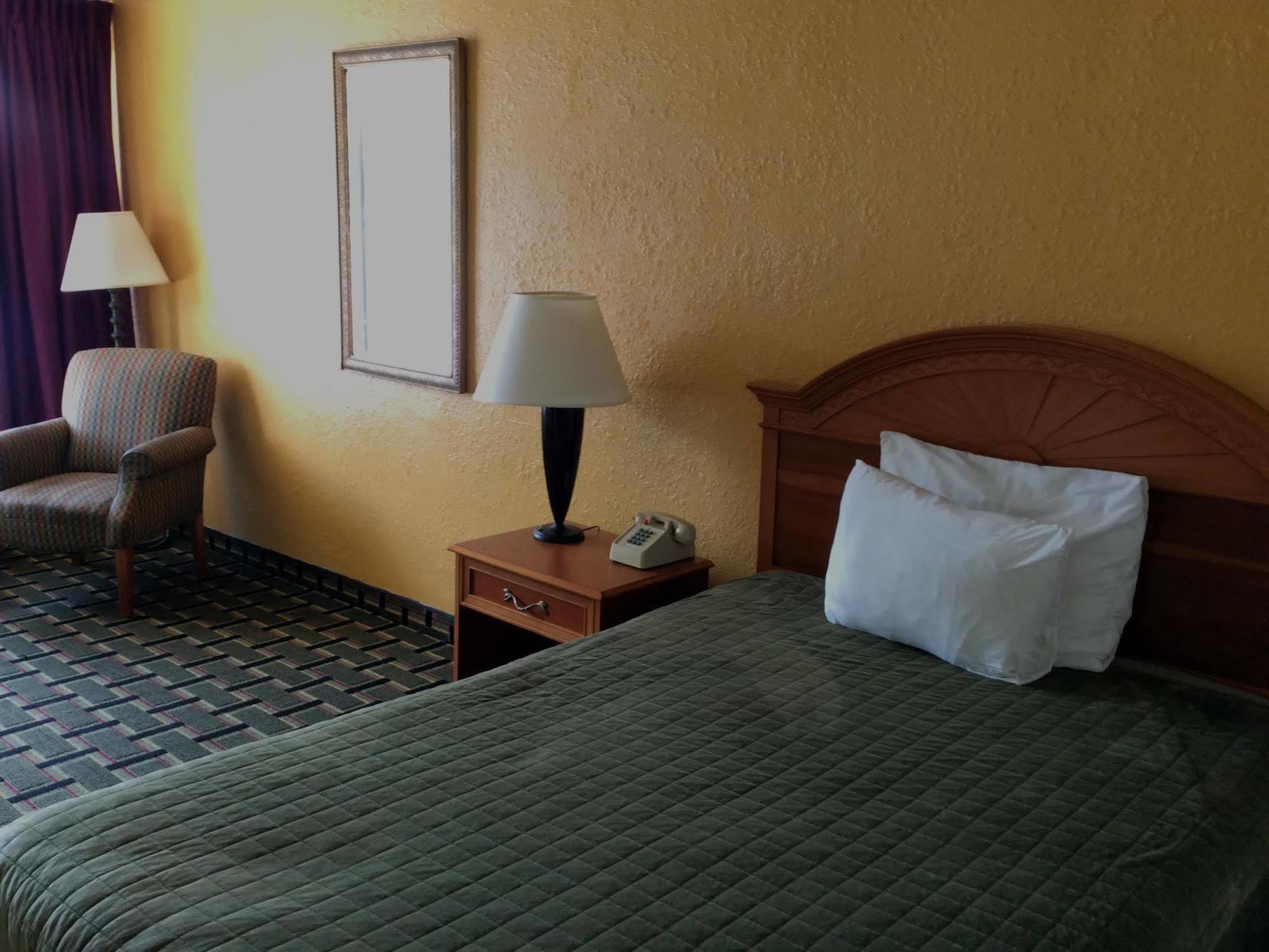Rodeway Inn Denmark-Jackson Экстерьер фото